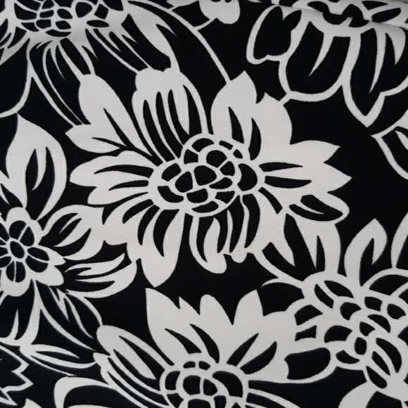 Tahari Black & White Floral Design Side Zip Mini Skirt sz 2 - Picture 2 of 5